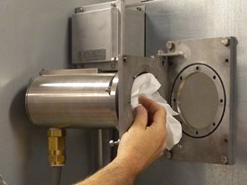 Enkel tilgang for rens av linse gassdetektor montert på luftinntak ventilasjonskanal offshore